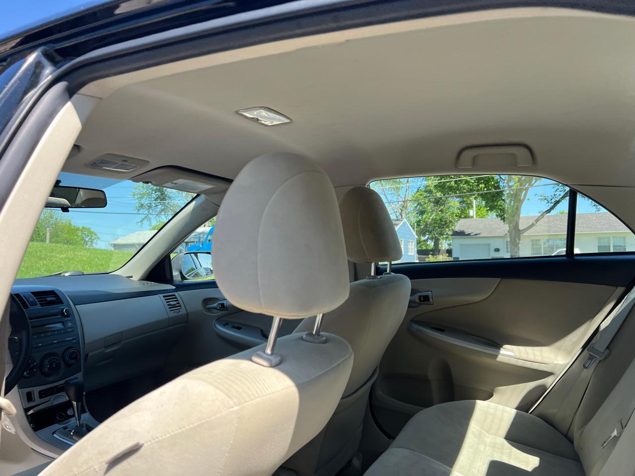 Toyota Corolla 4dr Sdn Auto LE (Natl) 2011