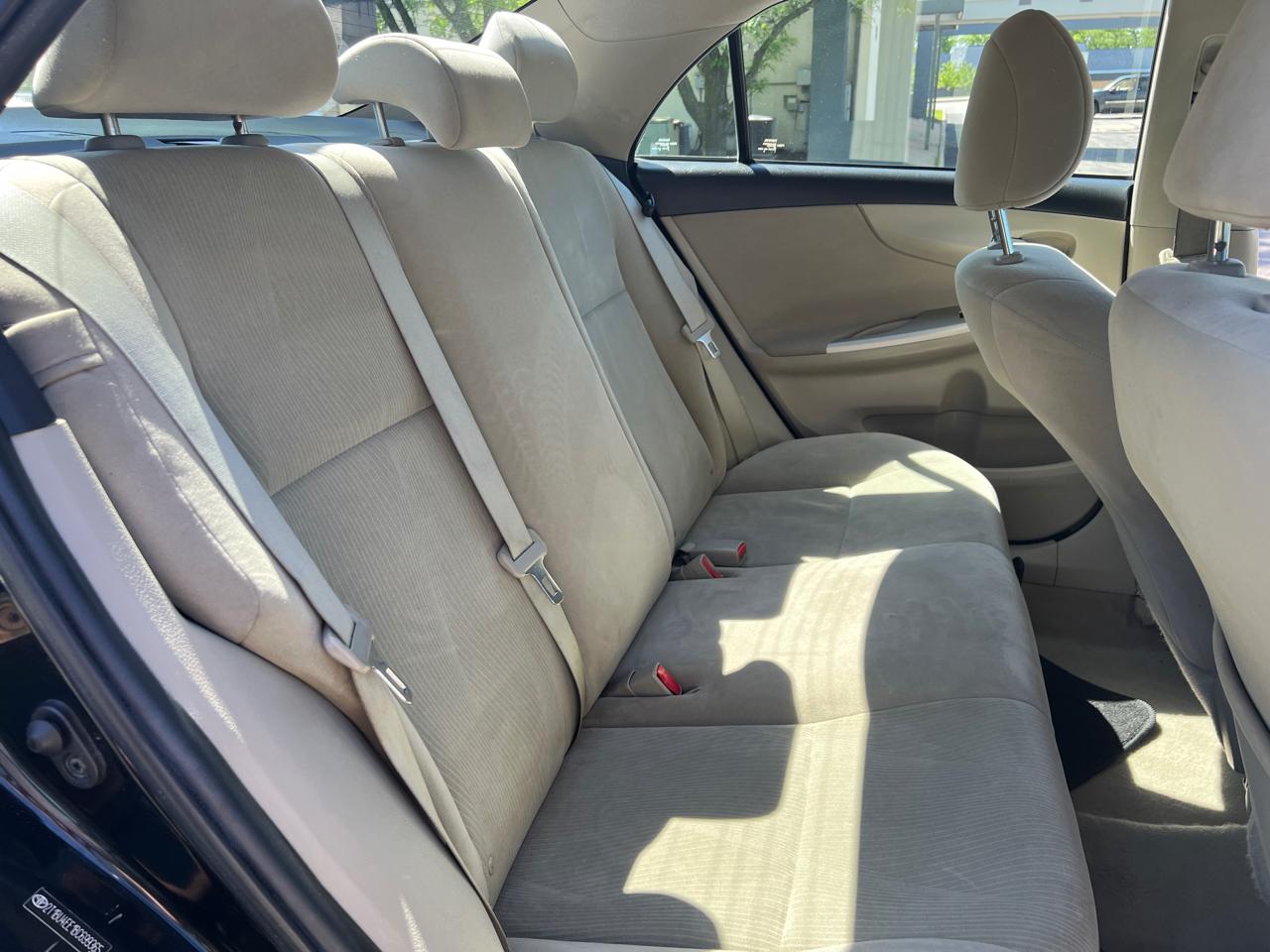 Toyota Corolla 4dr Sdn Auto LE (Natl) 2011