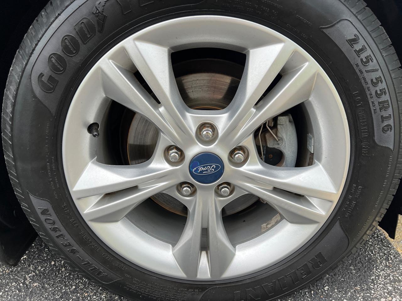 Ford Focus 4dr Sdn SE 2012