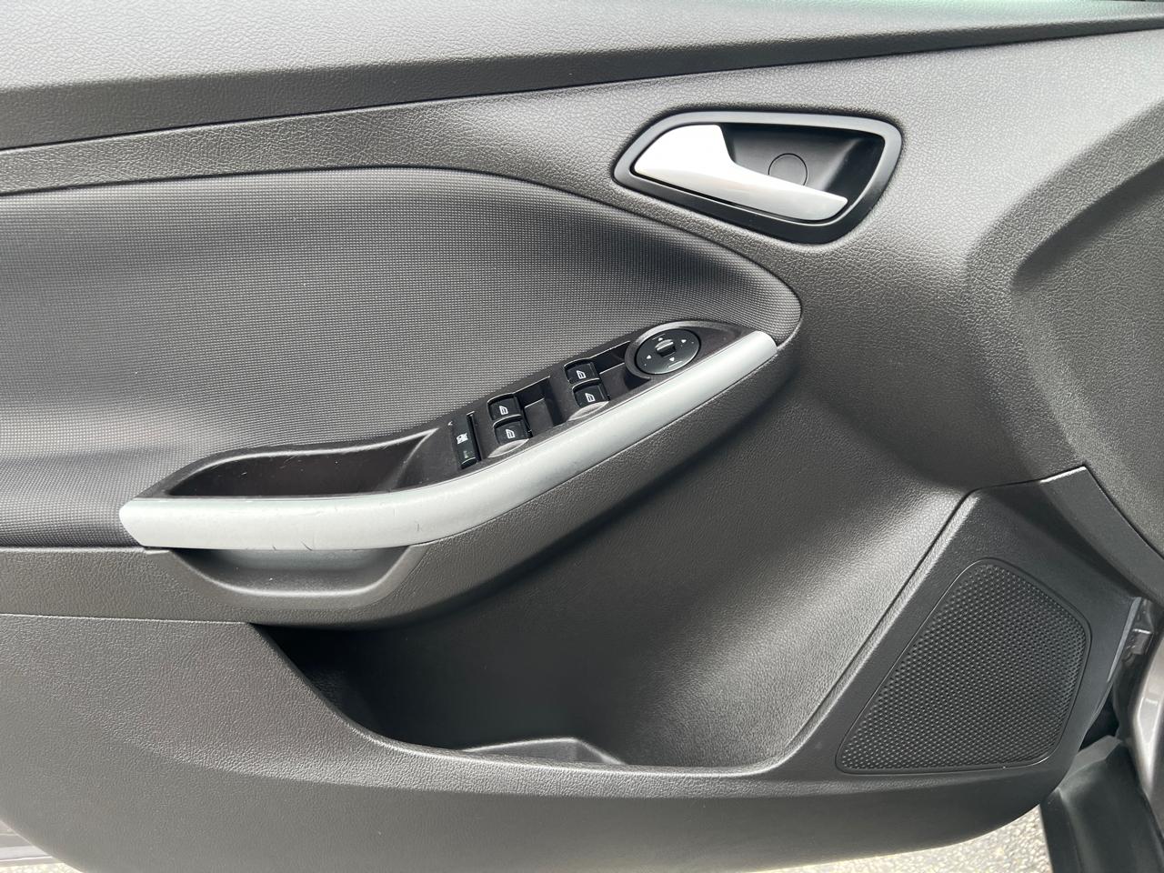 Ford Focus 4dr Sdn SE 2012