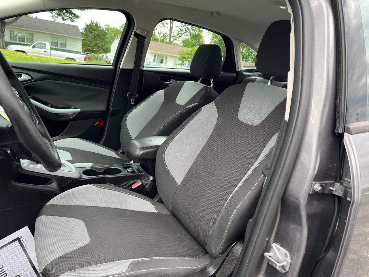 Ford Focus 4dr Sdn SE 2012