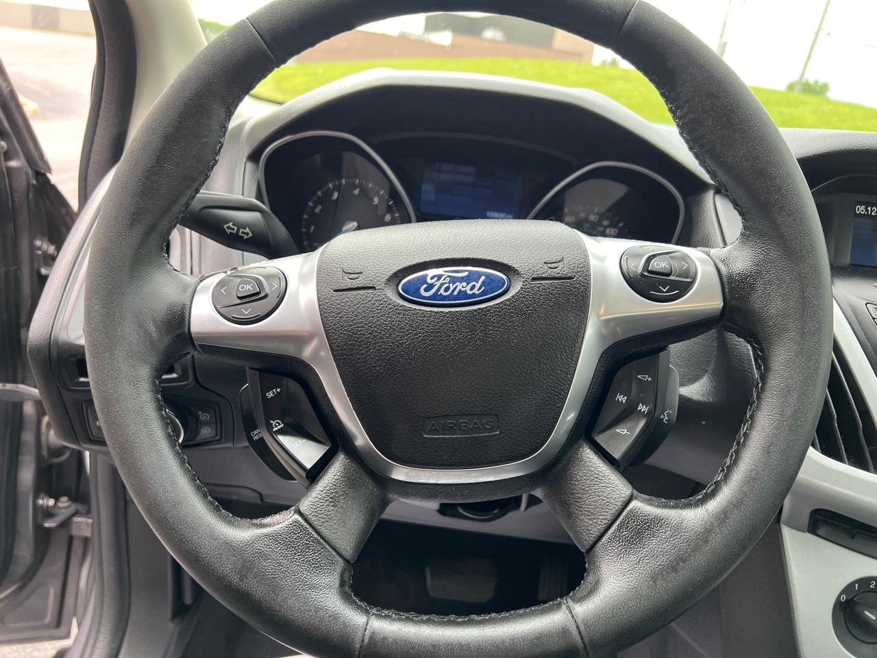Ford Focus 4dr Sdn SE 2012