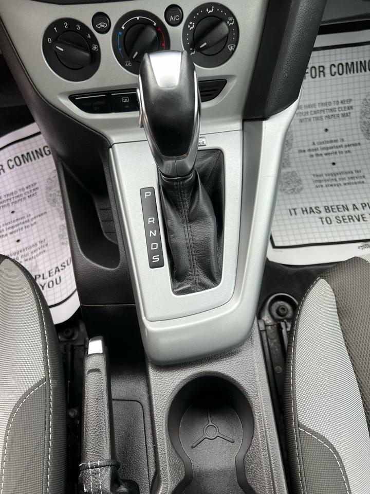 Ford Focus 4dr Sdn SE 2012