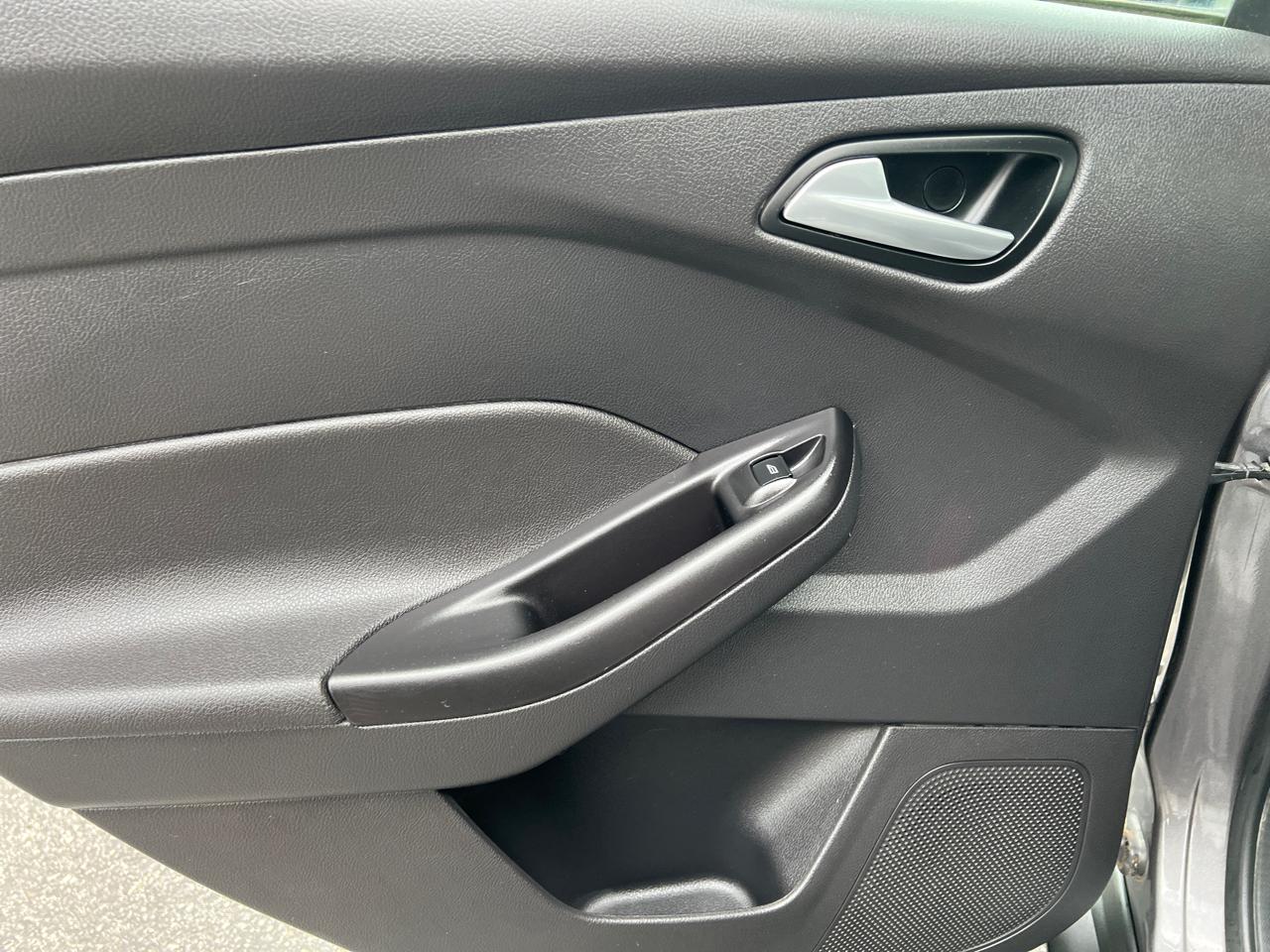 Ford Focus 4dr Sdn SE 2012