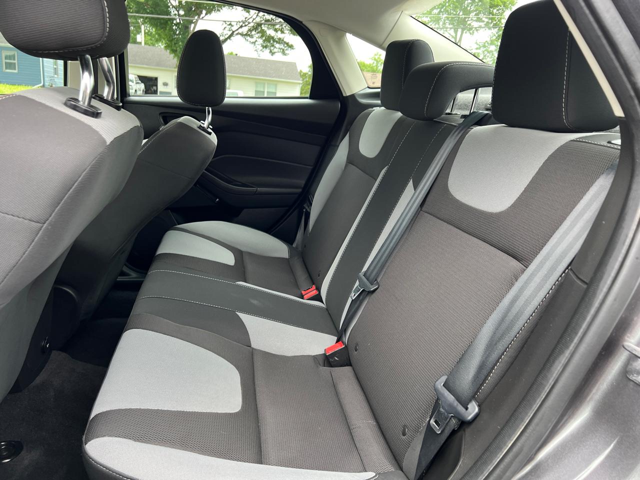 Ford Focus 4dr Sdn SE 2012