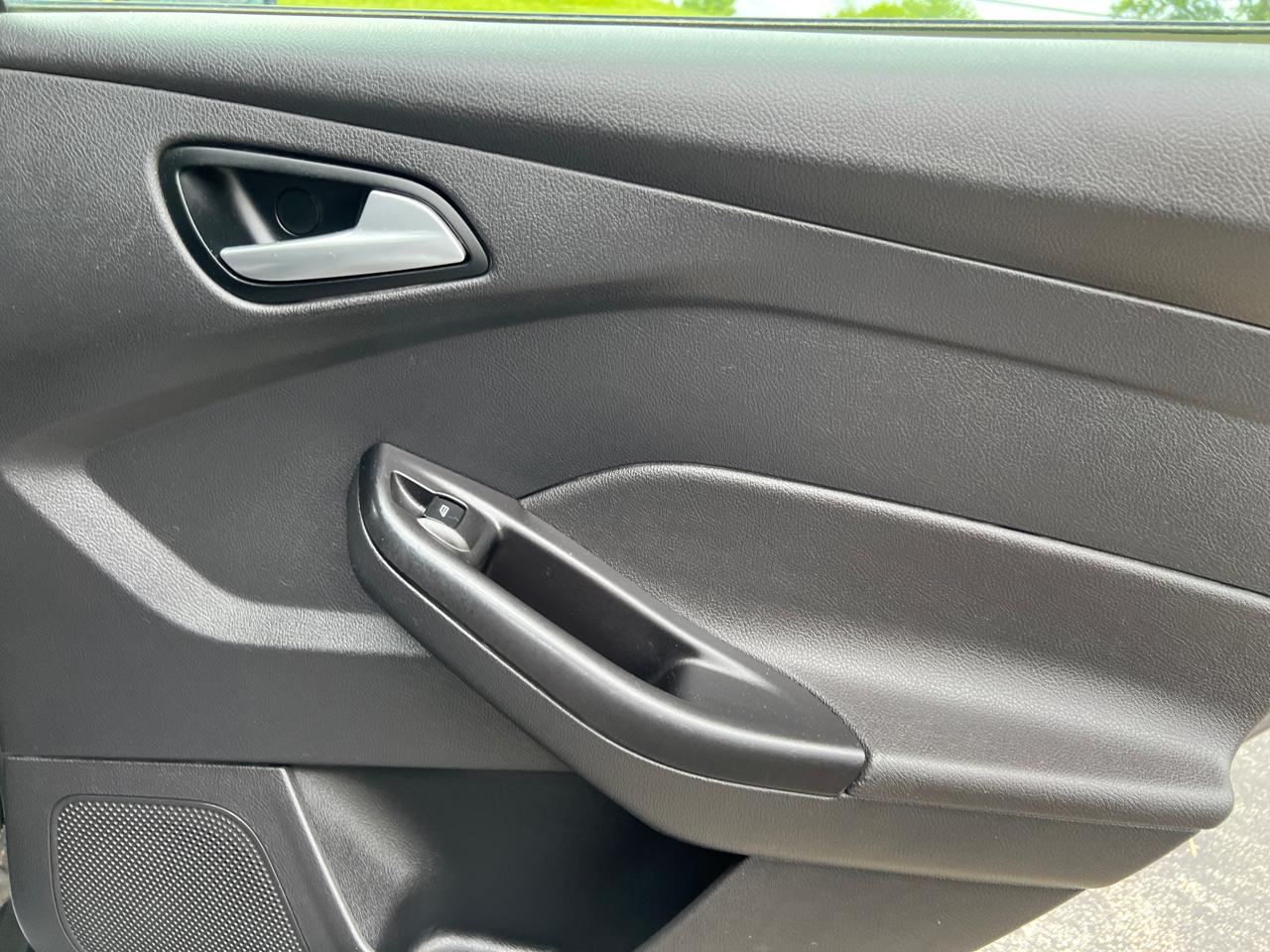 Ford Focus 4dr Sdn SE 2012