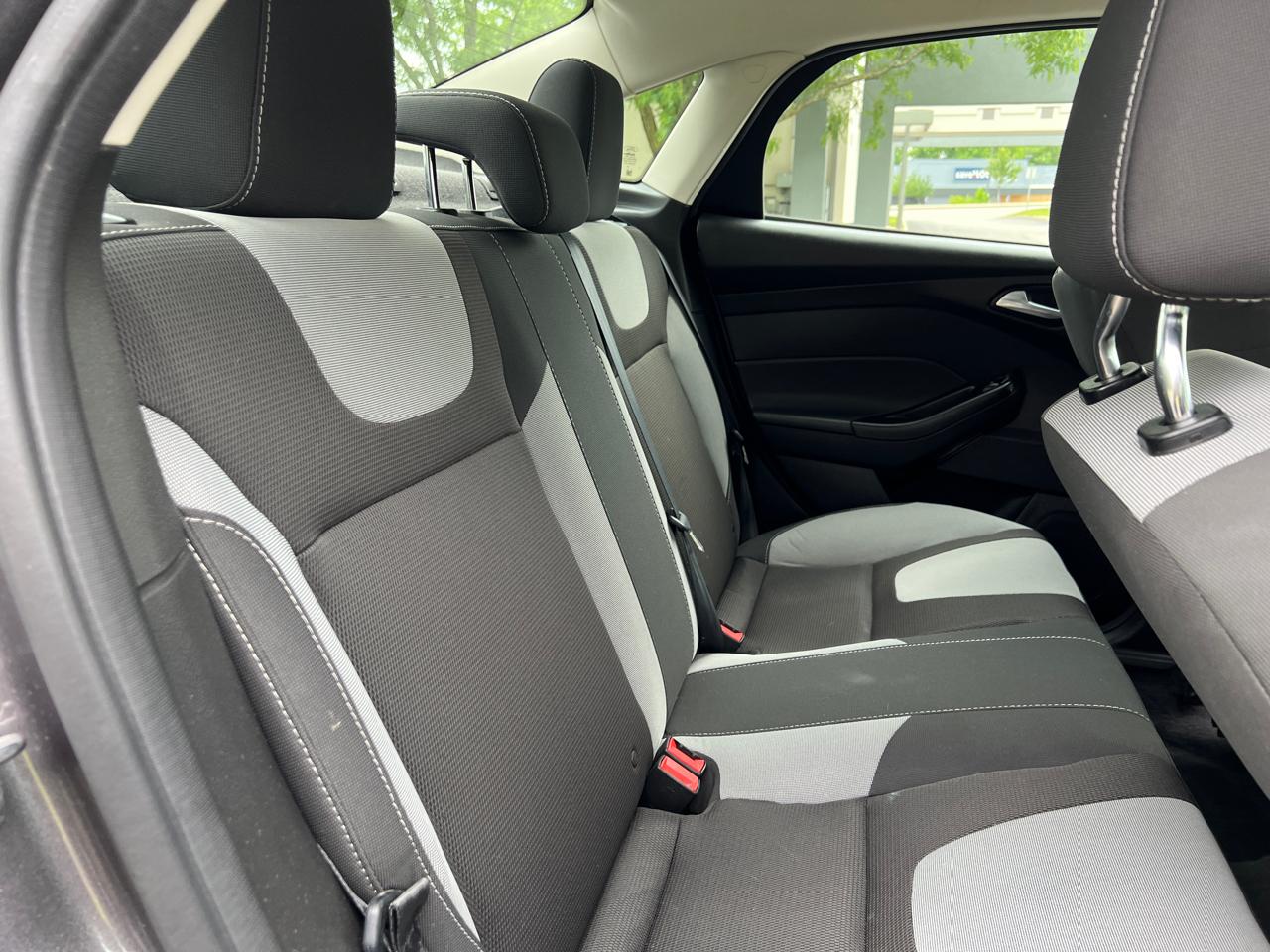 Ford Focus 4dr Sdn SE 2012