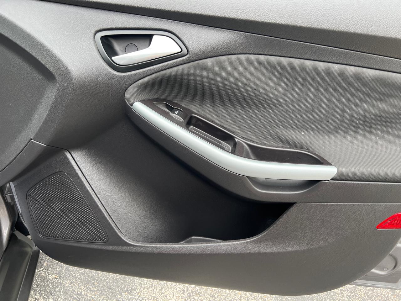 Ford Focus 4dr Sdn SE 2012