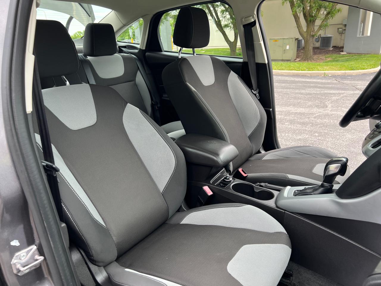 Ford Focus 4dr Sdn SE 2012