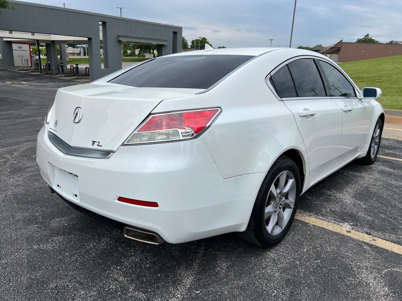 Acura TL 4dr Sdn Auto 2WD 2013