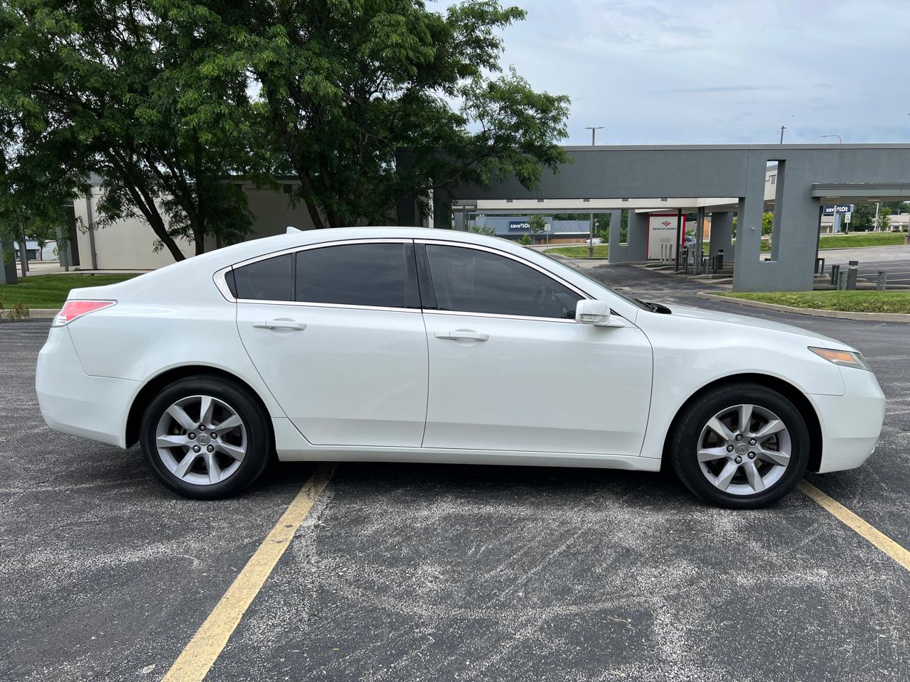 Acura TL 4dr Sdn Auto 2WD 2013