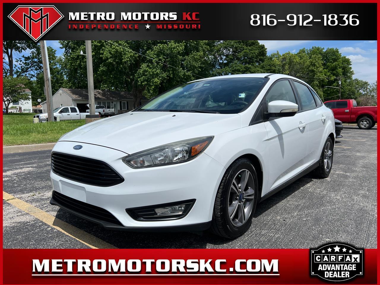 2017 Ford Focus Sedan SE's photo