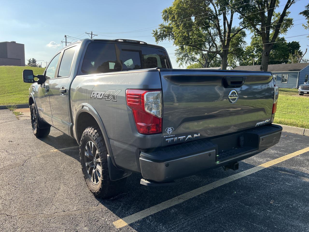 Nissan Titan 4x4 Crew Cab PRO-4X 2017