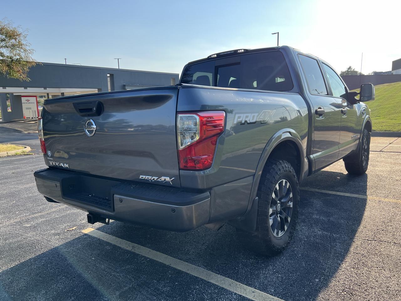 Nissan Titan 4x4 Crew Cab PRO-4X 2017