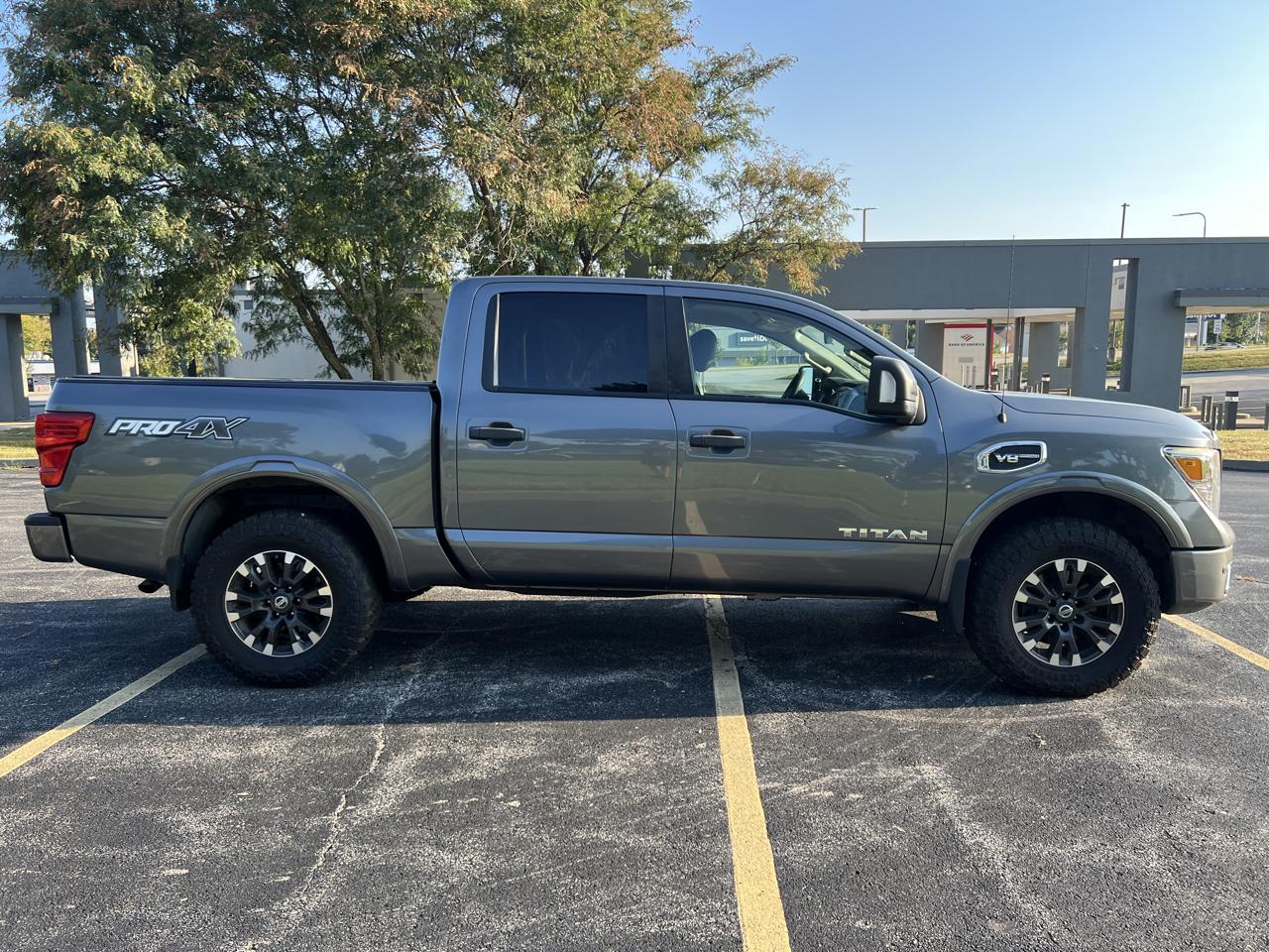 Nissan Titan 4x4 Crew Cab PRO-4X 2017