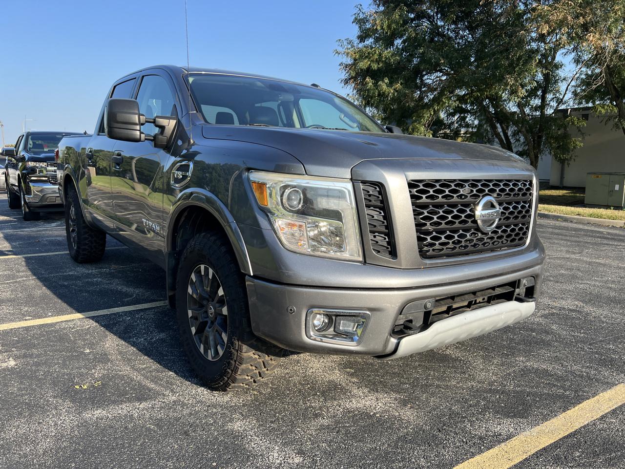 Nissan Titan 4x4 Crew Cab PRO-4X 2017