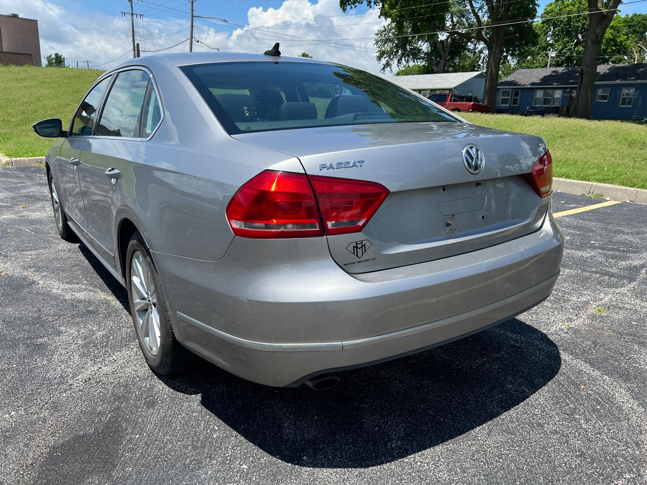 Volkswagen Passat 4dr Sdn 2.5L Auto SEL 2012