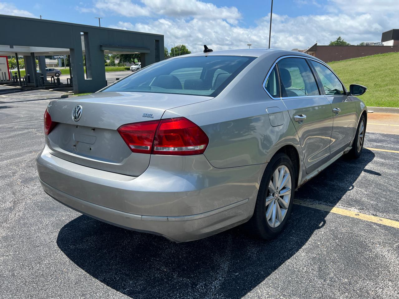 Volkswagen Passat 4dr Sdn 2.5L Auto SEL 2012