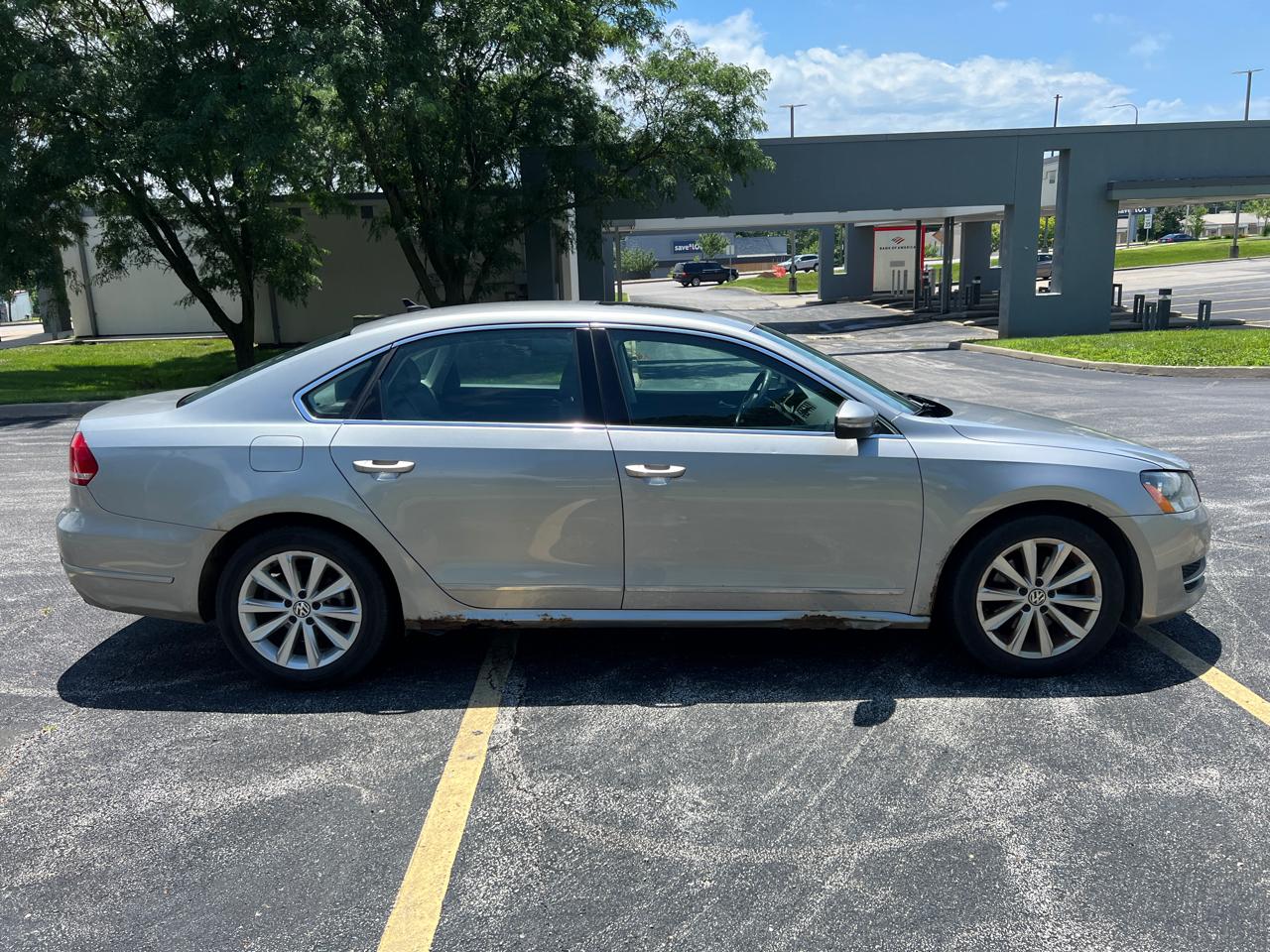 Volkswagen Passat 4dr Sdn 2.5L Auto SEL 2012