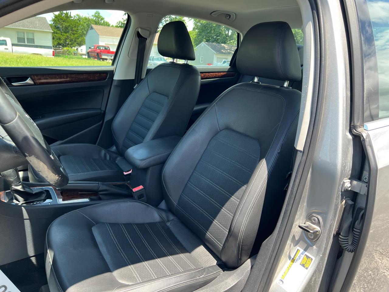 Volkswagen Passat 4dr Sdn 2.5L Auto SEL 2012