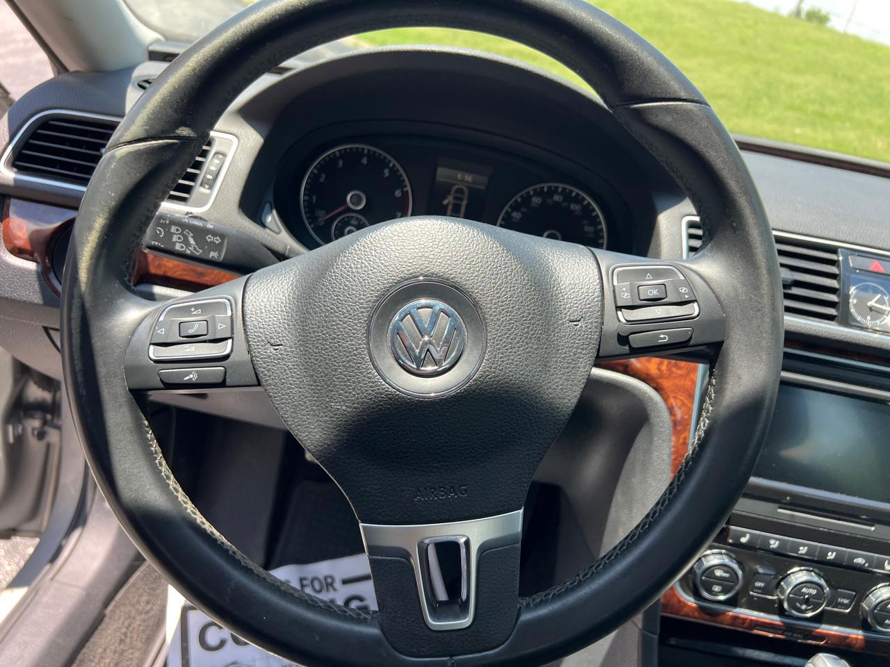 Volkswagen Passat 4dr Sdn 2.5L Auto SEL 2012