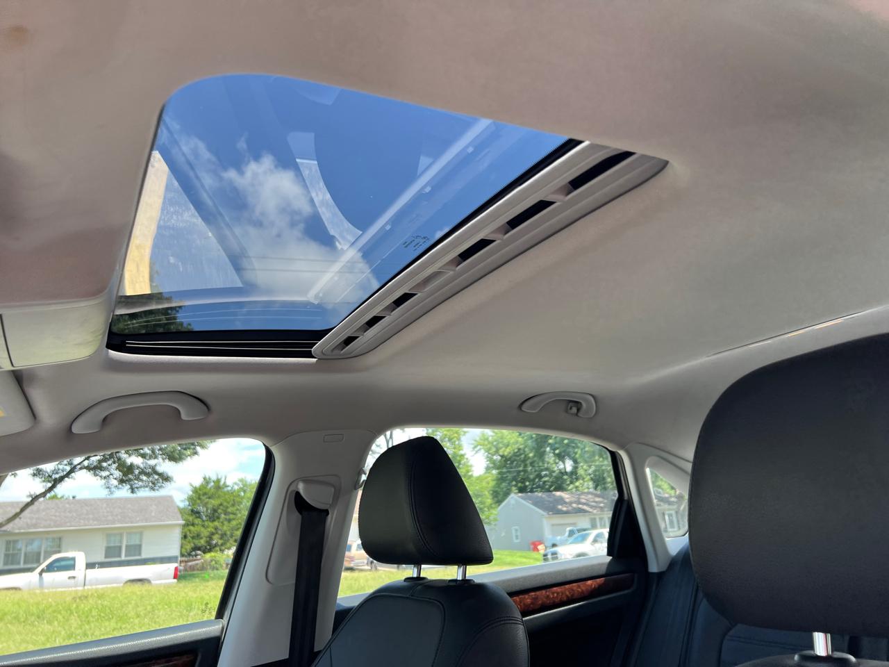 Volkswagen Passat 4dr Sdn 2.5L Auto SEL 2012