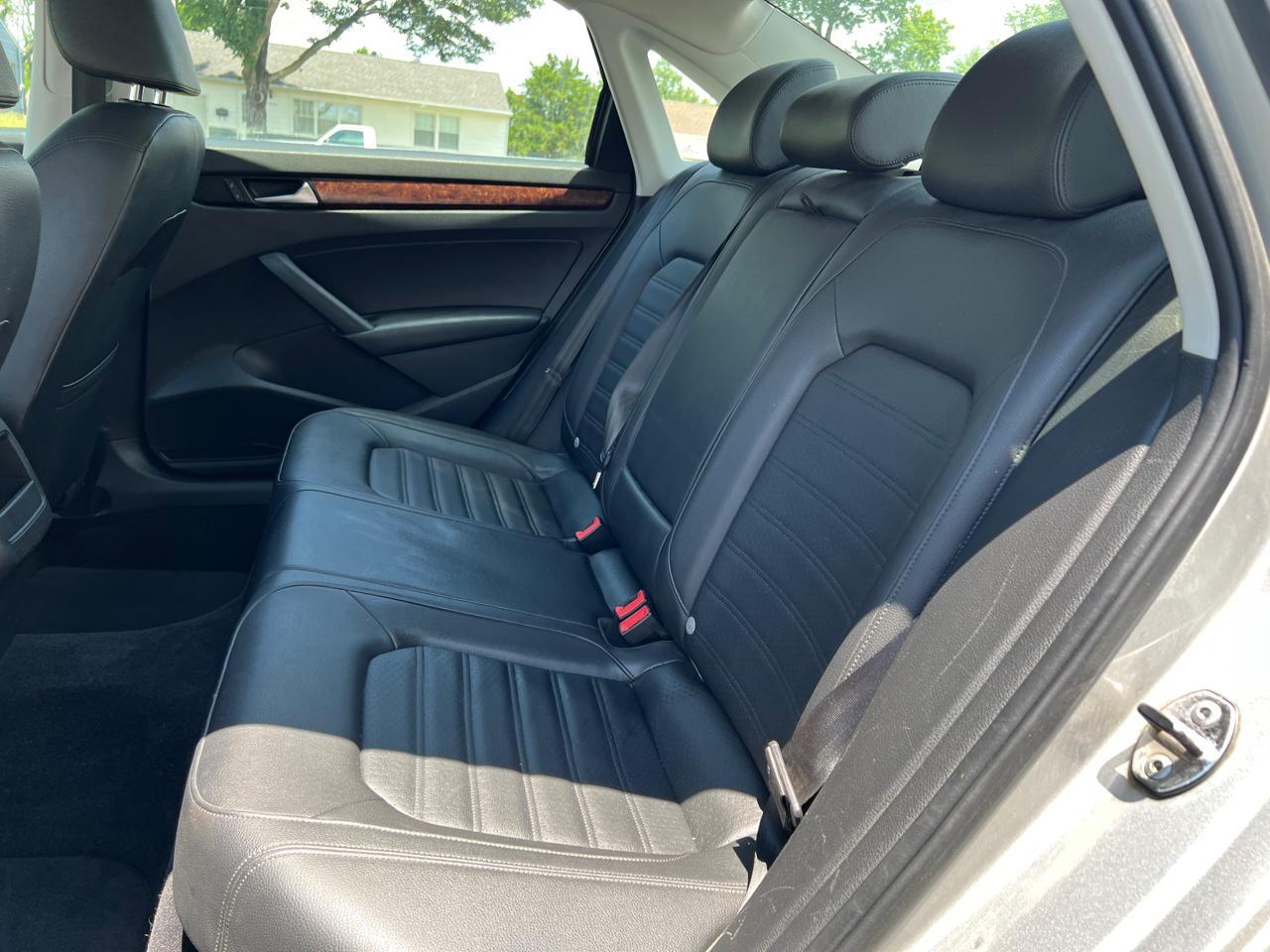 Volkswagen Passat 4dr Sdn 2.5L Auto SEL 2012