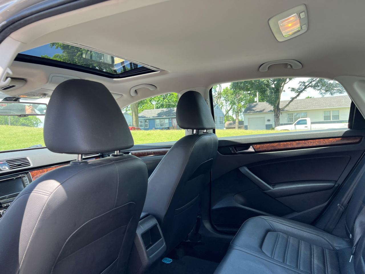 Volkswagen Passat 4dr Sdn 2.5L Auto SEL 2012