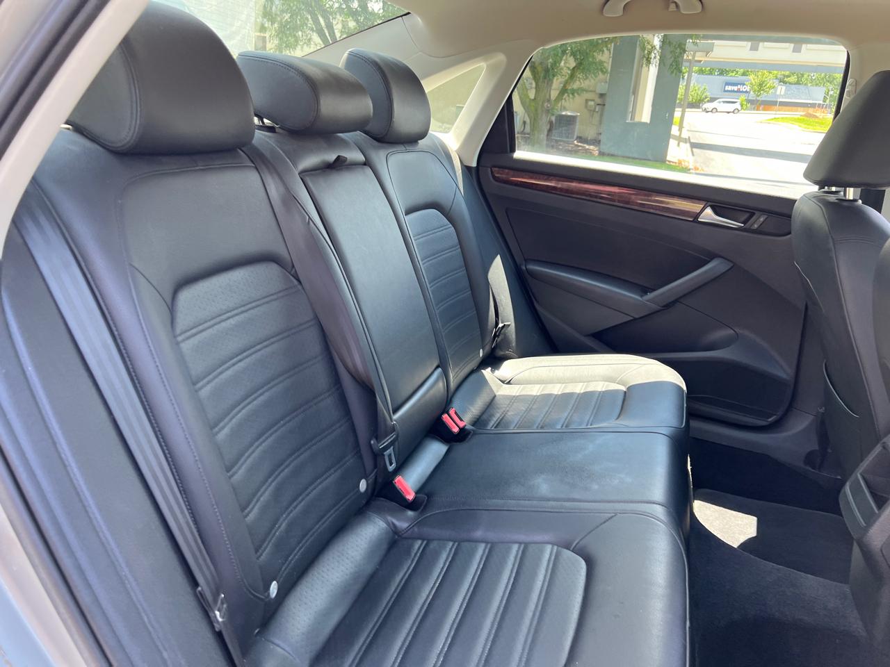 Volkswagen Passat 4dr Sdn 2.5L Auto SEL 2012