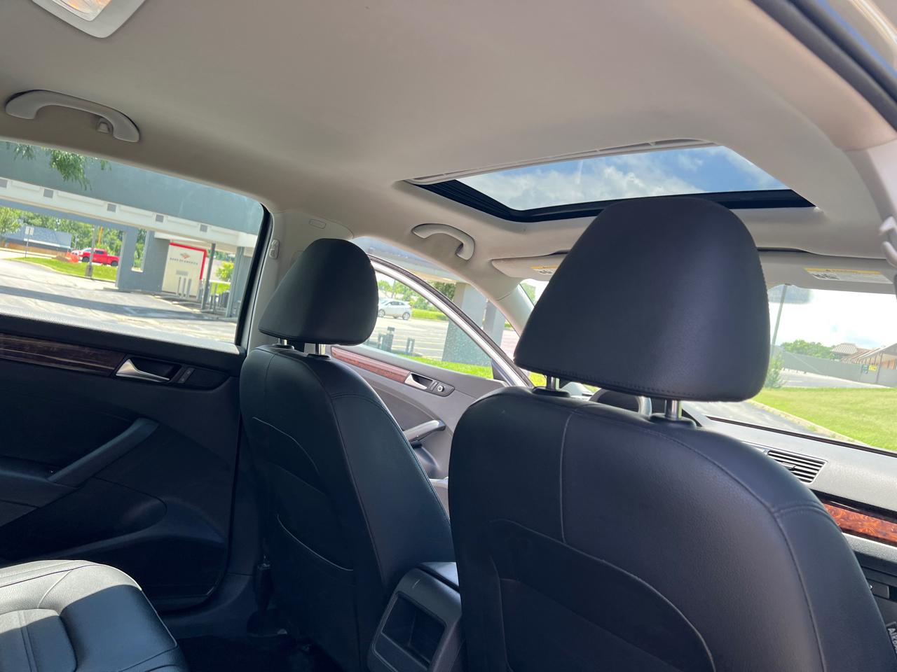Volkswagen Passat 4dr Sdn 2.5L Auto SEL 2012