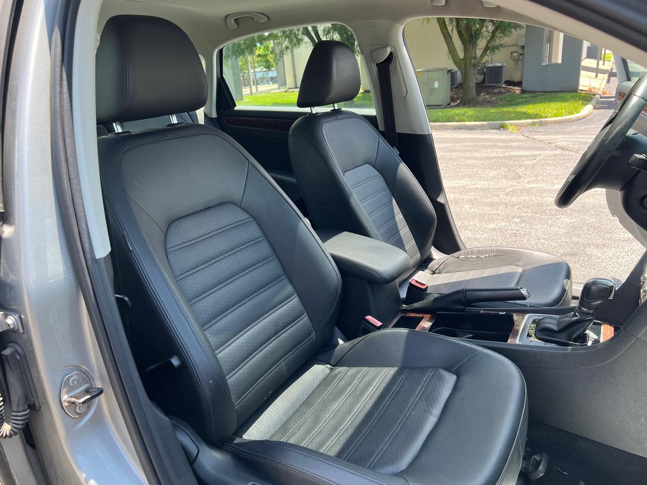 Volkswagen Passat 4dr Sdn 2.5L Auto SEL 2012