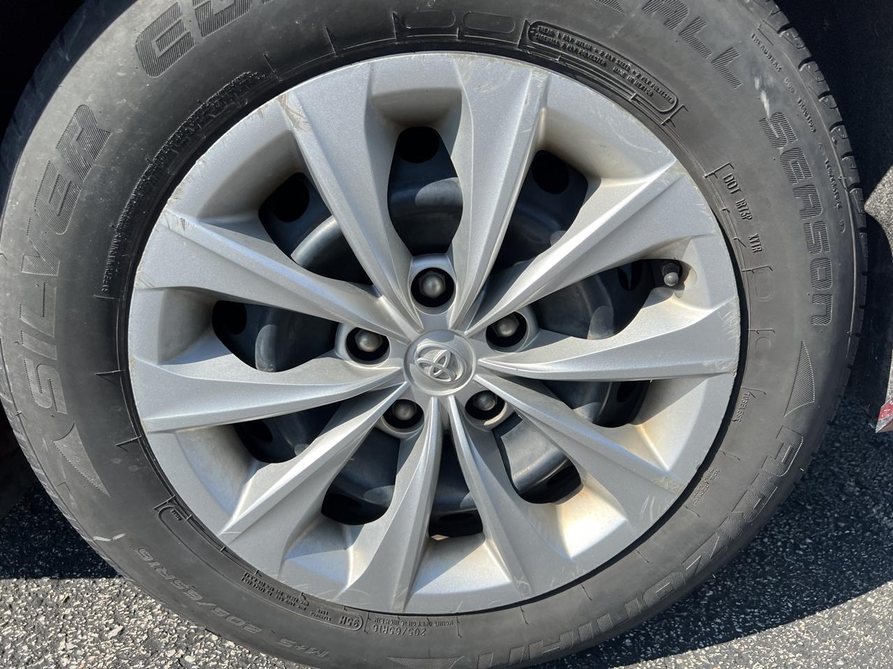 Toyota Camry LE Auto (Natl) 2017