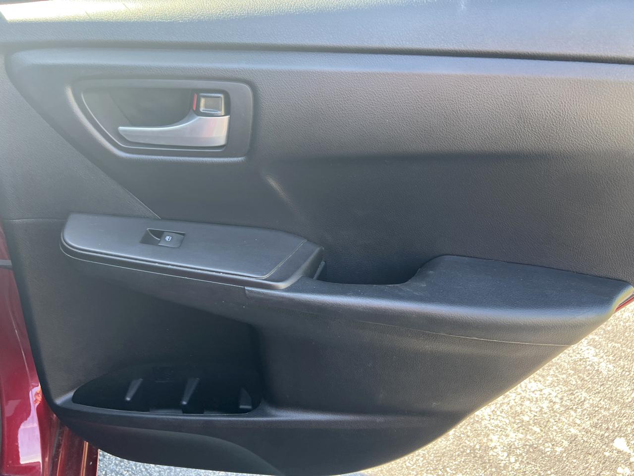 Toyota Camry LE Auto (Natl) 2017