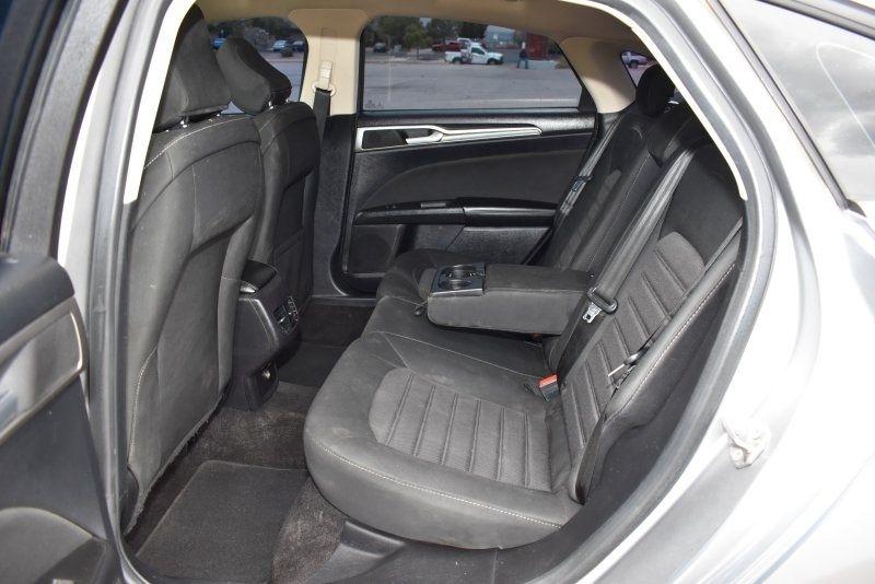 2020 Ford Fusion SE - Photo 9