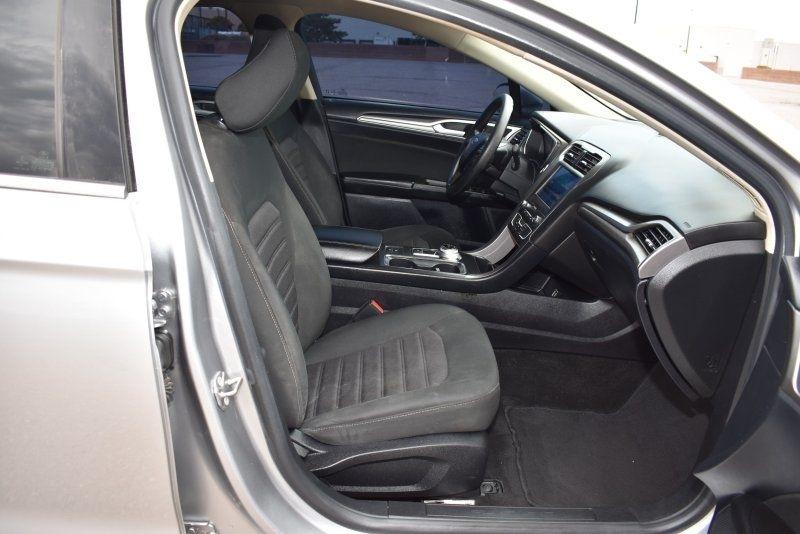 2020 Ford Fusion SE - Photo 11