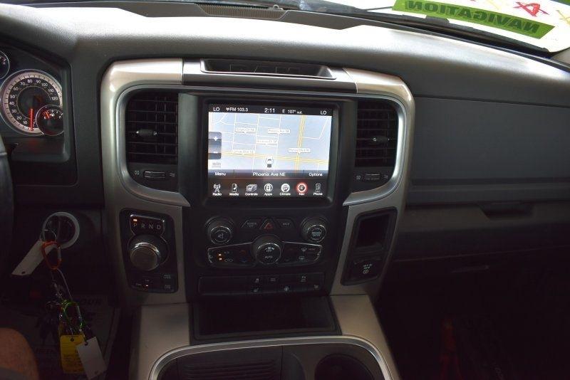 RAM 1500 4WD Crew Cab 140.5" SLT 2017