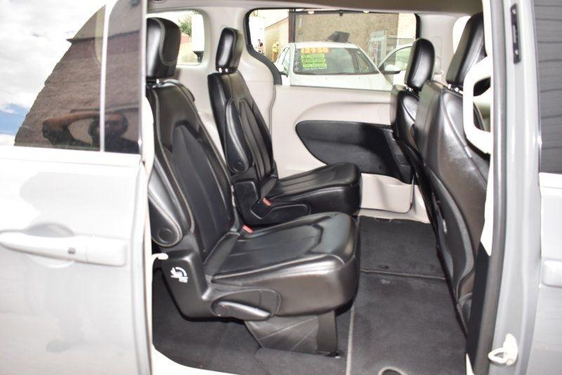 Chrysler Pacifica Touring L FWD 2023