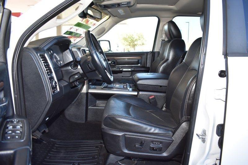 RAM 1500 4WD Crew Cab 140.5" Laramie 2013