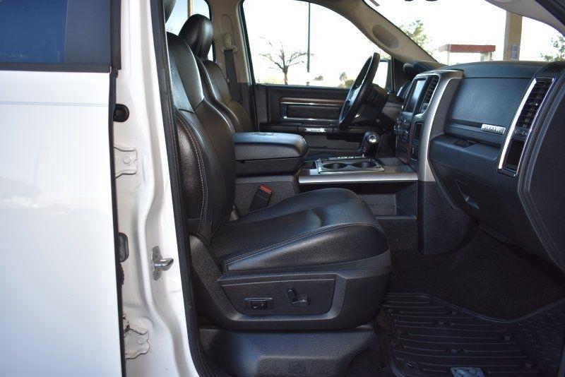 RAM 1500 4WD Crew Cab 140.5" Laramie 2013