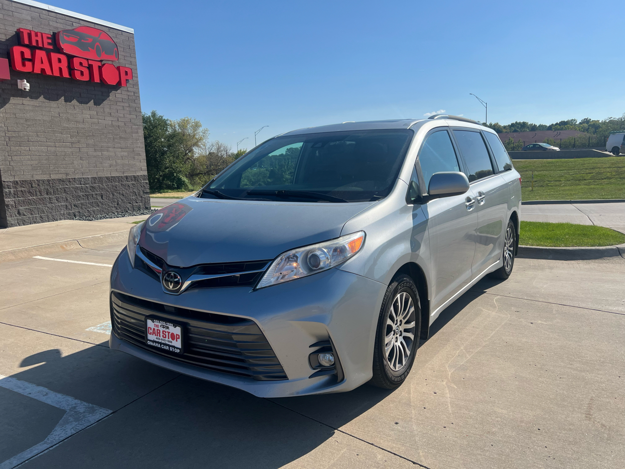 2019 Toyota Sienna XLE photo 2