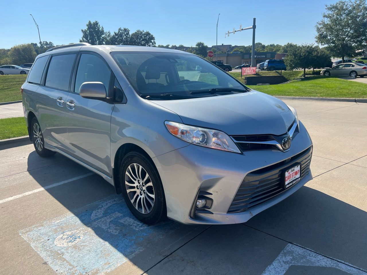 2019 Toyota Sienna XLE photo 4