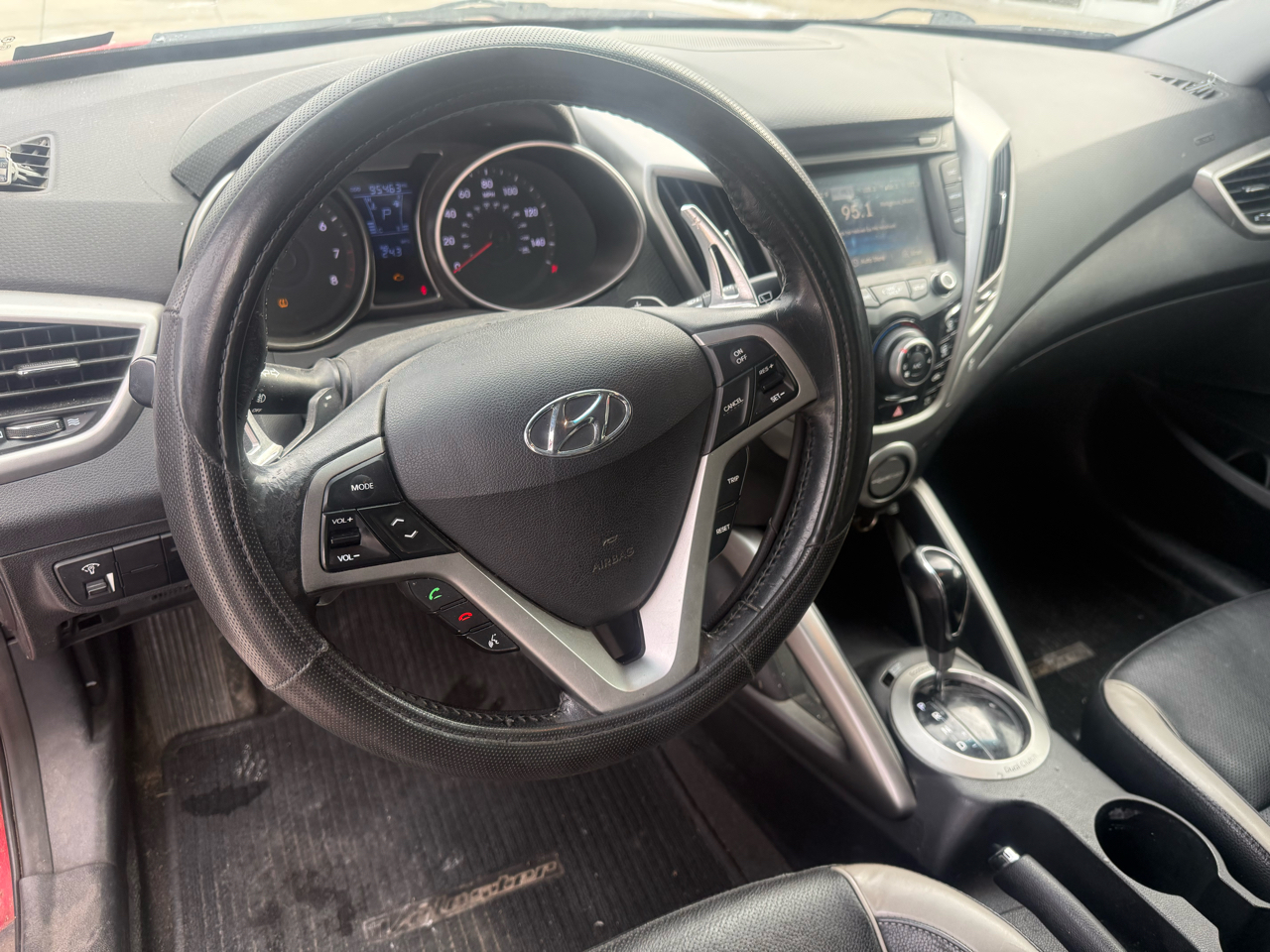 Hyundai Veloster 3dr Cpe Auto w/Gray Int 2012
