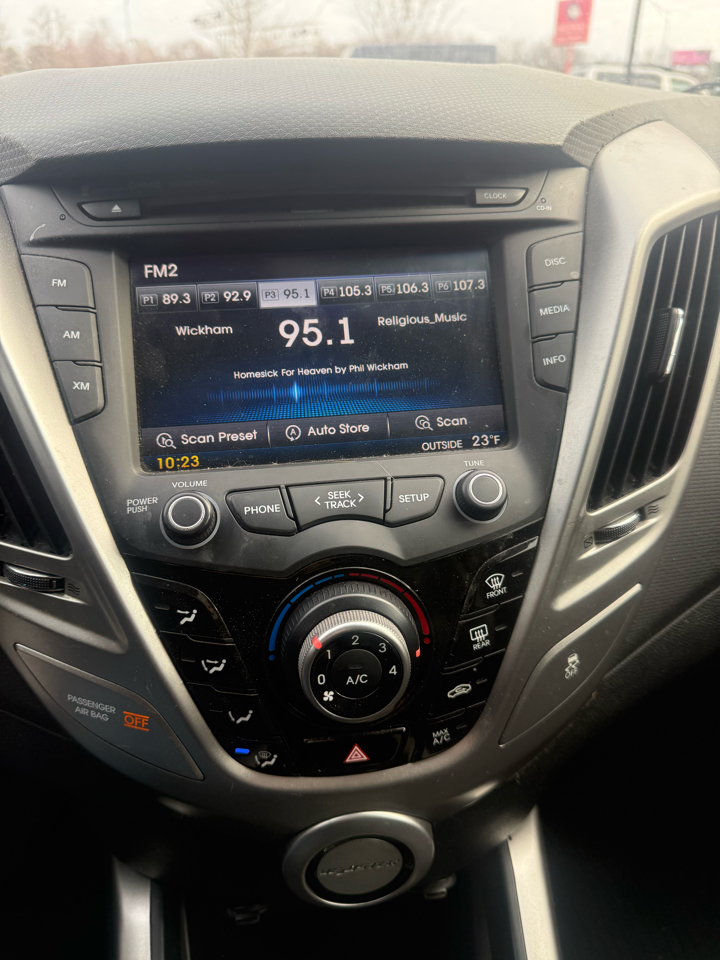 Hyundai Veloster 3dr Cpe Auto w/Gray Int 2012