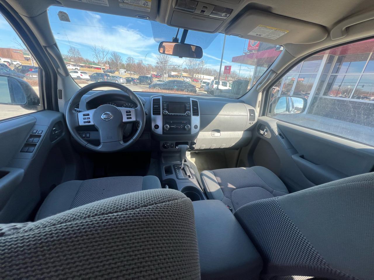 Nissan Frontier 4WD Crew Cab SWB Auto SV 2015