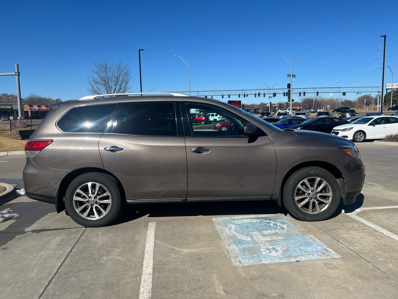 Nissan Pathfinder 4WD 4dr SV 2013