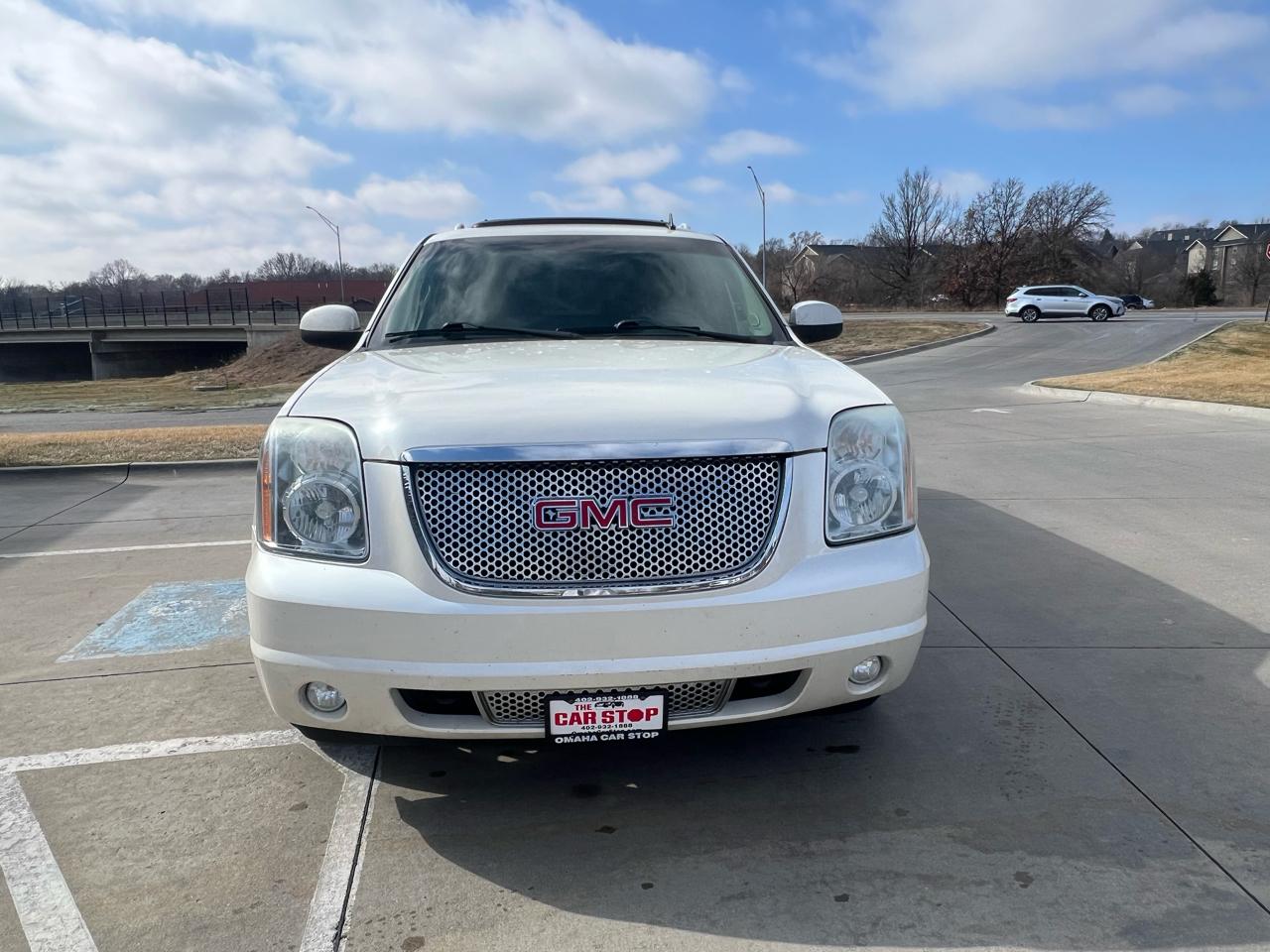 GMC Yukon XL AWD 4dr 1500 Denali 2012