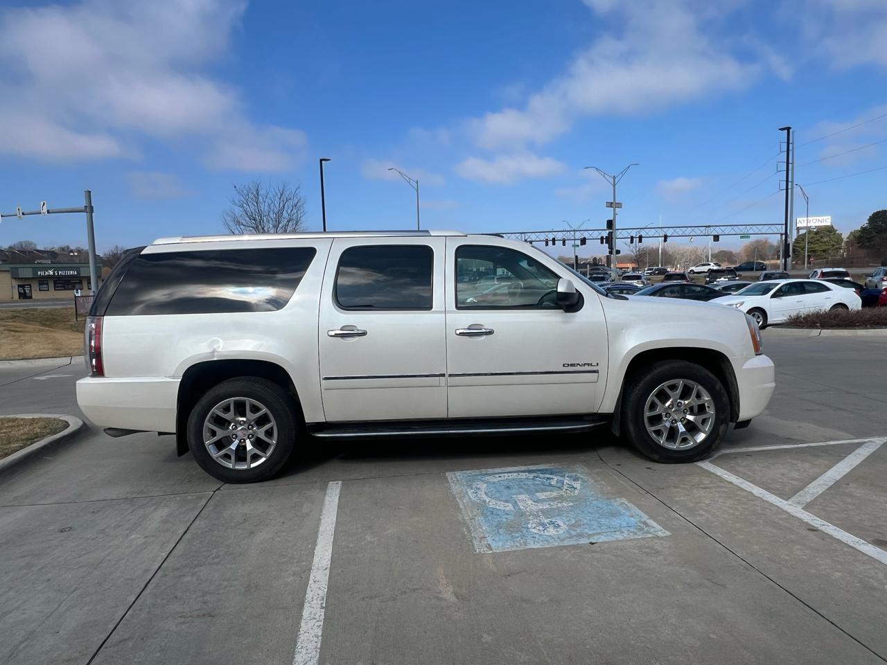 GMC Yukon XL AWD 4dr 1500 Denali 2012