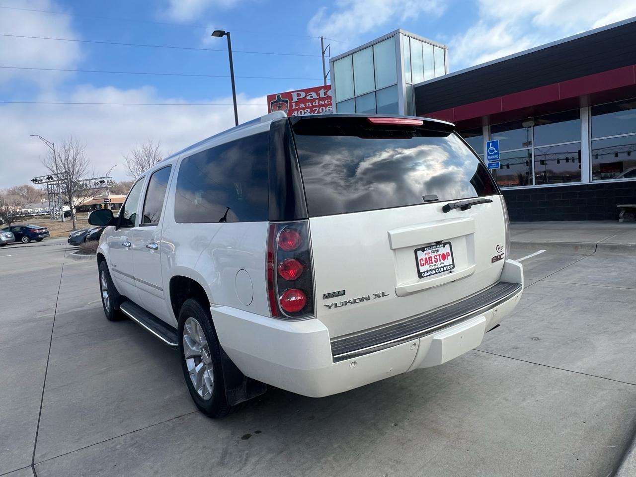 GMC Yukon XL AWD 4dr 1500 Denali 2012