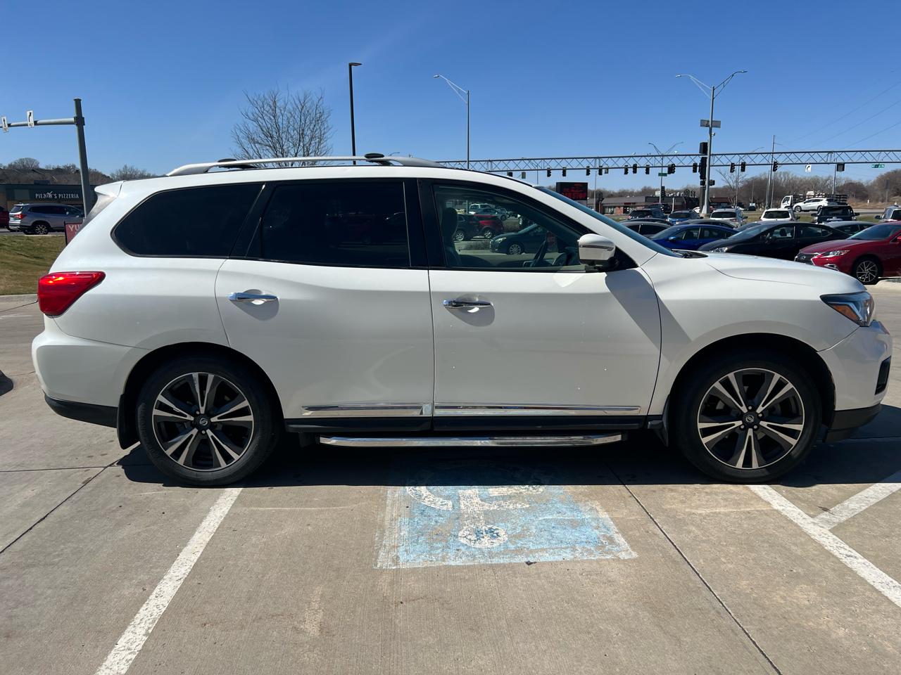 Nissan Pathfinder FWD Platinum 2019