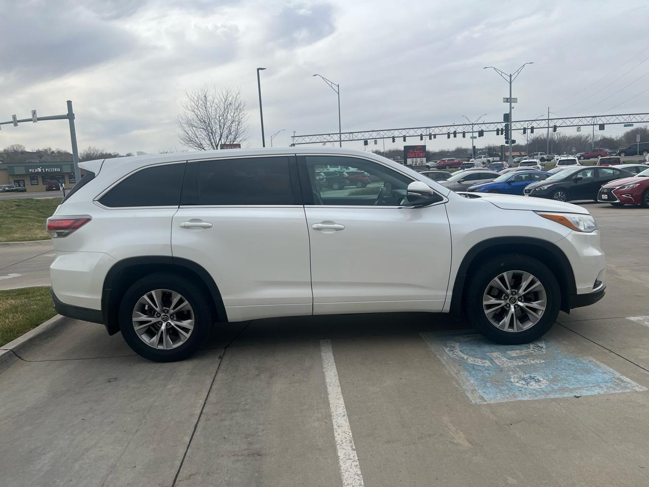 Toyota Highlander AWD 4dr V6 LE (Natl) 2016